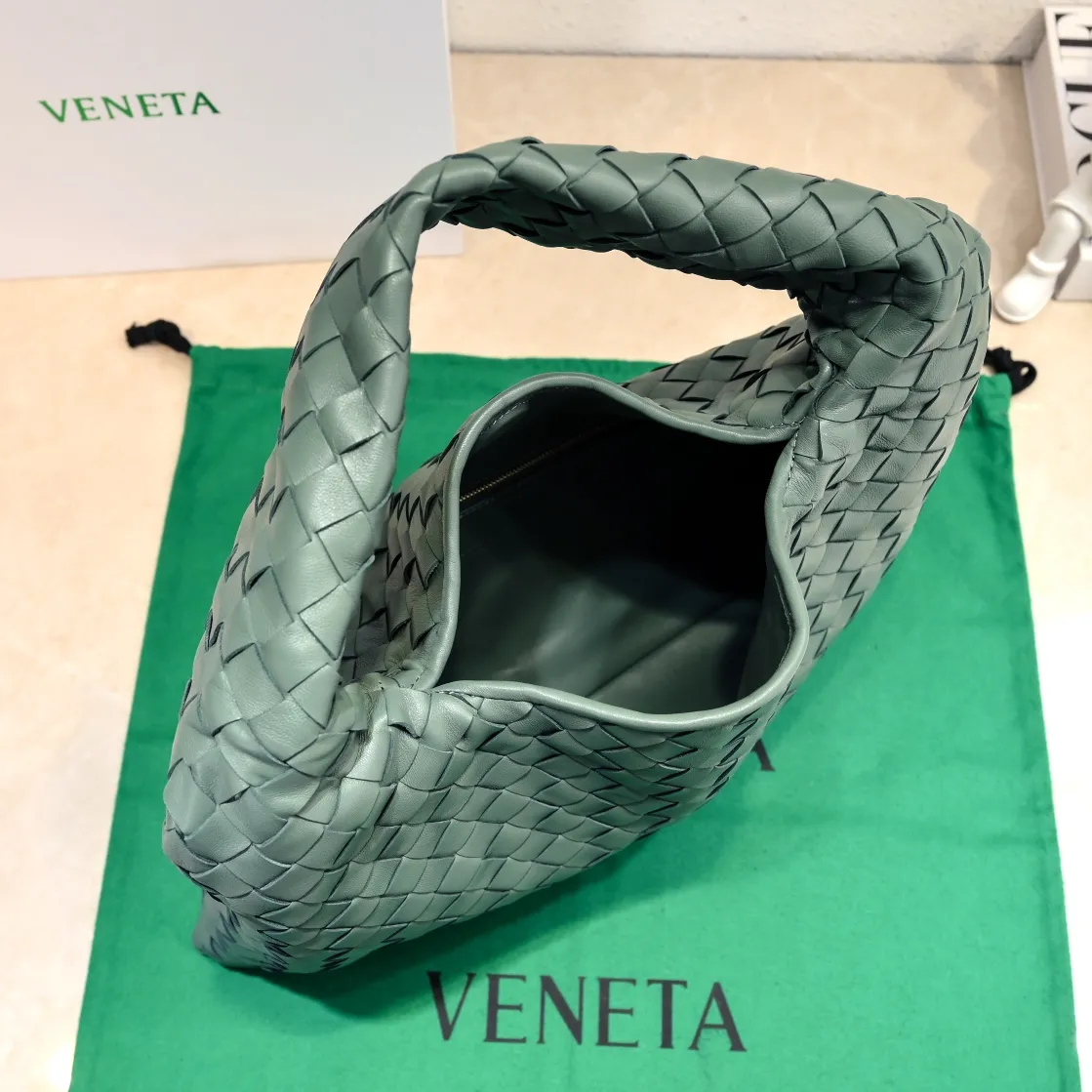 Batch 1860 #Bv new small HOP bag, the bag body and handles are made of a whole piece of woven leather. The bag body is soft and lazy. Hop symbolizes the praise of innovation and eternal craftsmanship [love]. The pyramid silhouette combines practicality and fashion. It is modern and casual. The double-sided closure design of the bag mouth is more convenient and safe! The cowhide texture also makes the bag more wear-resistant and durable. A must-have for fashionable ladies who like minimalism yet comfortable and casual! Size: 41x20.5x7.5, Model: 3966#